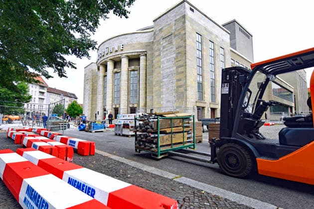 Der Aufbau fuer ein temporaeres Planschbecken vor dem Portal der Volksbuehne angelaufen *** Construction has begun on a temporary wading pool in front of the Volksbühne entrance