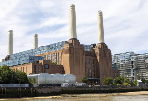 Sanierung des Battersea Kraftwerks mit ikonischen Kaminen aus der Themse, Battersea, London, England, Großbritannien Redevelopment Battersea power station with iconic chimneys from River Thames, Battersea, London, England, UK Copyright: imageBROKER IanxMurray iblimu18534873.jpg