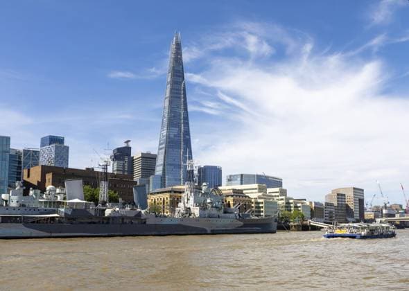 Das Wolkenkratzergebäude Shard London Bridge, London, England, Großbritannien, gesehen von der HMS Belfast und dem Ausflugsboot auf der Themse The Shard London Bridge skyscraper building, London, England, UK seen over HMS Belfast and River Thames tour boat Copyright: imageBROKER IanxMurray iblimu18534967.jpg
