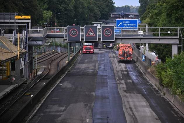 Sperrung der A40 ** NUR FÜR REDAKTIONELLE ZWECKE ** EDITORIAL USE ONLY **<p>Bauarbeiten auf der A40 in Essen-Holsterhausen, am 24.07.2026 in Essen. Die A40 ist zwischen Mülheim-Winkhausen und Essen-Ost vom 23.07 bis zum 31.07 vollständig gesperrt. Der Verkehr wird weiträumig umgeleitet, da neuer Flüsterasphalt eingebaut wird. Deutschland NRW Essen Copyright: SocratesxTassos *** A40 Closure ** FOR EDITORIAL PURPOSES ONLY ** EDITORIAL USE ONLY ** p Construction work on the A40 in Essen Holsterhausen, on July 24, 2026, in Essen. The A40 will be completely closed between Mülheim-Winkhausen and Essen Ost from July 23 through July 31. Traffic will be rerouted over a wide area, as new low-noise asphalt is being laid. Germany, North Rhine-West Copyright: SocratesxTassos doc86uqrn0utt511isi4k6v ,EDITORIAL USE ONLY
