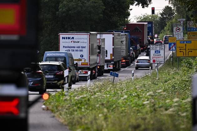 Sperrung der A40 ** NUR FÜR REDAKTIONELLE ZWECKE ** EDITORIAL USE ONLY **<p>Autos stehen im Stau an der Anschlussstelle Mülheim-Winkhausen, am 24.07.2026 in Mülheim. Die A40 ist zwischen Mülheim-Winkhausen und Essen-Ost vom 23.07 bis zum 31.07 vollständig gesperrt. Der Verkehr wird weiträumig umgeleitet, da neuer Flüsterasphalt eingebaut wird. Deutschland NRW Essen Copyright: SocratesxTassos *** A40 Closure ** FOR EDITORIAL PURPOSES ONLY ** EDITORIAL USE ONLY ** p Cars are stuck in traffic at the Mülheim Winkhausen interchange, on July 24, 2026, in Mülheim. The A40 is completely closed between Mülheim Winkhausen and Essen Ost from July 23 through July 31. Traffic is being rerouted over a wide area, as new low-noise asphalt is being l Copyright: SocratesxTassos doc86uqqp1fryrbz9gtk6v ,EDITORIAL USE ONLY