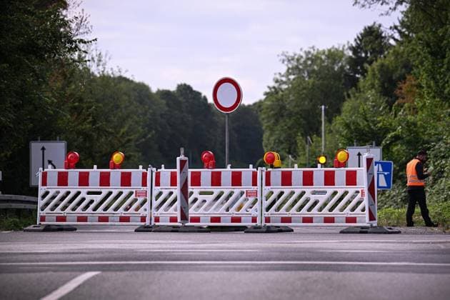 Sperrung der A40 ** NUR FÜR REDAKTIONELLE ZWECKE ** EDITORIAL USE ONLY **<p>Die gesperrte Autobahn-Einfahrt an der Anschlussstelle Mülheim-Winkhausen, am 24.07.2026 in Mülheim. Die A40 ist zwischen Mülheim-Winkhausen und Essen-Ost vom 23.07 bis zum 31.07 vollständig gesperrt. Der Verkehr wird weiträumig umgeleitet, da neuer Flüsterasphalt eingebaut wird. Deutschland NRW Essen Copyright: SocratesxTassos *** Closure of the A40 ** FOR EDITORIAL PURPOSES ONLY ** EDITORIAL USE ONLY ** p The closed highway entrance at the Mülheim Winkhausen interchange, on July 24, 2026, in Mülheim. The A40 is completely closed between Mülheim Winkhausen and Essen Ost from July 23 through July 31. Traffic is being rerouted over a wide area, as new low-nois Copyright: SocratesxTassos doc86uqqp51m2q1amqdrm2w ,EDITORIAL USE ONLY