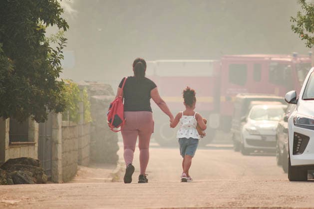 The Burgohondo fire forces the lockdown of several towns in Ávila and the evacuation of 1,500 people. A mother and a girl walk hand in hand on July 24, 2026, in Burgohondo, Ávila, Castile and León, Spain. The fire, which remains beyond the firefighting teams’ capacity to extinguish, has forced the evacuation of some 1,500 people and has placed Burgohondo, Navaluenga, and El Tiemblo under lockdown. JULY 24, 2026 Burgohondo, ÃÁvila, Castile and Le Burgohondo, Ávila, Castile and Le Spain  Copyright: xMateoxLanzuelax 7683992