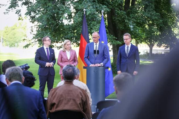 Berlin, Deutschland, 24.07.2026: Bundeskanzleramt: Vorstellung Kabinettsumbildung: L-R: Philipp Amthor, Nina Warken, Bundeskanzler Friedrich Merz und Carsten Linnemann, alle CDU *** Berlin, Germany, July 24, 2026; Federal Chancellery: Presentation of the Cabinet reshuffle; L to R: Philipp Amthor, Nina Warken, Federal Chancellor Friedrich Merz, and Carsten Linnemann, all of the CDU Copyright: xdtsxNachrichtenagenturx dts_128404