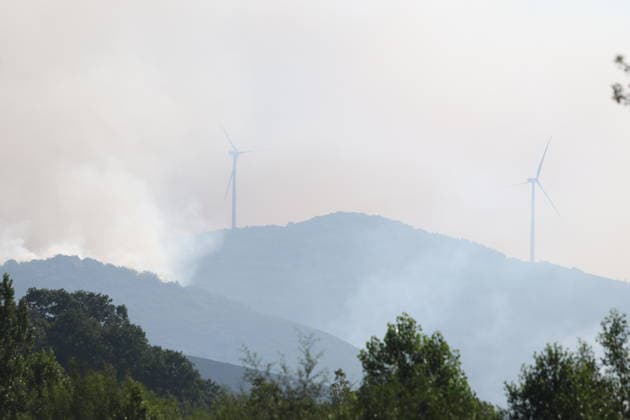 Positive Developments in the Fire in Murias de Ponjos, León View of the smoke caused by the wildfire in Murias de Ponjos, as of July 24, 2026, in Ponjos, León, Castile and León, Spain. The situation regarding the fire in Murias de Ponjos, León—which is classified as Potential Severity Index 2 (IGR 2)— is progressing favorably following overnight efforts, and efforts are currently focused on preventing the flames from reaching the towns of Rosales and Folloso. JULY 24, 2026 Ponjos, León, Castile and León Ponjos, León, Castile and León, Spain  Copyright: xFernandoxOterox 7684047
