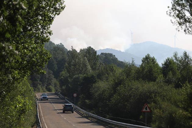Positive Developments in the Fire in Murias de Ponjos, León View of the smoke caused by the wildfire in Murias de Ponjos, as of July 24, 2026, in Ponjos, León, Castile and León, Spain. The situation regarding the fire in Murias de Ponjos, León—which is classified as Potential Severity Index 2 (IGR 2)— is progressing favorably following overnight efforts, and efforts are currently focused on preventing the flames from reaching the towns of Rosales and Folloso. JULY 24, 2026 Ponjos, León, Castile and León Ponjos, León, Castile and León, Spain  Copyright: xFernandoxOterox 7684048