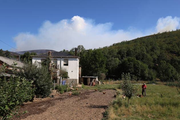 Positive Developments in the Fire in Murias de Ponjos, León View of the smoke caused by the wildfire in Murias de Ponjos, as of July 24, 2026, in Ponjos, León, Castile and León, Spain. The situation regarding the fire in Murias de Ponjos, León—which is classified as Potential Severity Index 2 (IGR 2)— is progressing favorably following overnight efforts, and efforts are currently focused on preventing the flames from reaching the towns of Rosales and Folloso. JULY 24, 2026 Ponjos, León, Castile and León Ponjos, León, Castile and León, Spain  Copyright: xFernandoxOterox 7684050
