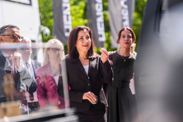 Katherina Reiche (CDU), Bundesministerin fuer Wirtschaft und Energie, besucht die Hensoldt AG in Taufkirchen bei Muenchen, ein fuehrendes europaeisches Technologieunternehmen im Verteidigungs- und Sicherheitssektor. Taufkirchen, 24.07.2026. Fotografiert im Auftrag des Bundesministeriums fuer Wirtschaft und Energie Taufkirchen Deutschland *** Katherina Reiche (CDU), Federal Minister for Economic Affairs and Energy, visits Hensoldt AG in Taufkirchen near Munich, a leading European technology company in the defense and security sector. Taufkirchen, July 24, 2026 Photographed on behalf of the Federal Ministry for Economic Affairs and Energy Taufkirchen, Germany Copyright: xDominikxButzmannx