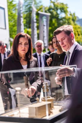 Katherina Reiche (CDU), Bundesministerin fuer Wirtschaft und Energie, besucht die Hensoldt AG in Taufkirchen bei Muenchen, ein fuehrendes europaeisches Technologieunternehmen im Verteidigungs- und Sicherheitssektor. Taufkirchen, 24.07.2026. Fotografiert im Auftrag des Bundesministeriums fuer Wirtschaft und Energie Taufkirchen Deutschland *** Katherina Reiche (CDU), Federal Minister for Economic Affairs and Energy, visits Hensoldt AG in Taufkirchen near Munich, a leading European technology company in the defense and security sector. Taufkirchen, July 24, 2026 Photographed on behalf of the Federal Ministry for Economic Affairs and Energy Taufkirchen, Germany Copyright: xDominikxButzmannx