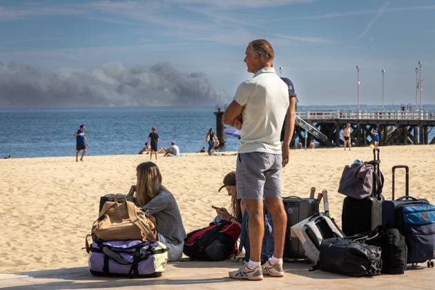 Fire: Evacuees arrive in Arcachon from the Lége-Cap Ferret Peninsula. PHOTOPQR SUD OUEST. Laurent Theillet. Arcachon, July 24, 2026. Fire, evacuees arrive in Arcachon from the Lége-Cap Ferret peninsula Arcachon, July 24, 2026 Arcachon, France, July 24, 2026 Fire at Cap Ferret—boat evacuations underway. Ferry services have been set up at four piers, and all residents and vacationers have been asked to evacuate as the flames advance. Arcachon, GIRONDE, France  Copyright: xPHOTOPQR SUDxOUEST MAXPPPxLaurentxTheilletx 20260724SDO8020 20260724SDO8020