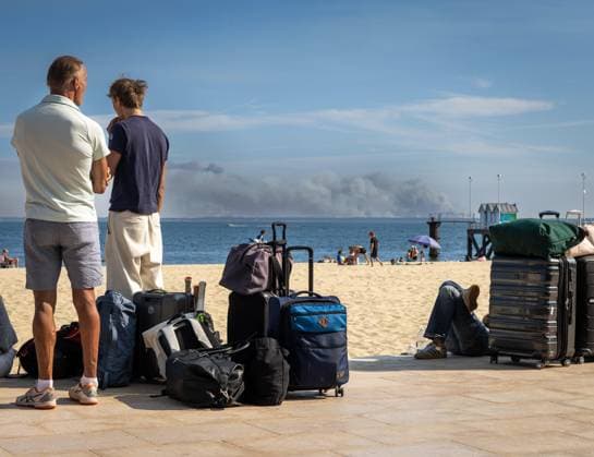 Fire: Evacuees arrive in Arcachon from the Lége-Cap Ferret Peninsula. PHOTOPQR SUD OUEST. Laurent Theillet. Arcachon, July 24, 2026. Fire, evacuees arrive in Arcachon from the Lége-Cap Ferret peninsula Arcachon, July 24, 2026 Arcachon, France, July 24, 2026 Fire at Cap Ferret—boat evacuations underway. Ferry services have been set up at four piers, and all residents and vacationers have been asked to evacuate as the flames advance. Arcachon, GIRONDE, France  Copyright: xPHOTOPQR SUDxOUEST MAXPPPxLaurentxTheilletx 20260724SDO8020 20260724SDO8021