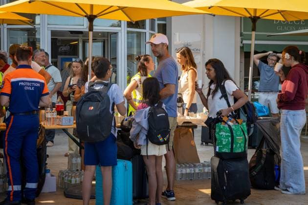 Fire: Evacuees arrive in Arcachon from the Lége-Cap Ferret Peninsula. PHOTOPQR SUD OUEST. Laurent Theillet. Arcachon, July 24, 2026. Fire, evacuees arrive in Arcachon from the Lége-Cap Ferret peninsula Arcachon, July 24, 2026 Arcachon, France, July 24, 2026 Fire at Cap Ferret—boat evacuations underway. Ferry services have been set up at four piers, and all residents and vacationers have been asked to evacuate as the flames advance. Arcachon, GIRONDE, France  Copyright: xPHOTOPQR SUDxOUEST MAXPPPxLaurentxTheilletx 20260724SDO8020 20260724SDO8023
