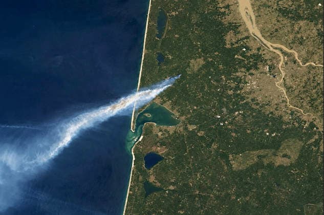 Even NASA satellites are picking up the massive wildfire ravaging the Gironde region on July 24, 2026. For the past few days, an unprecedented fire has been ravaging the northern part of the Arcachon Basin. Starting in Saumos, it has already reached Le Porge and Lège-Cap-Ferret, forcing the evacuation of tens of thousands of people. Thanks to NASA’s mapping tools, it is possible to track, in near real time, the spread of the flames and the extent of the smoke plume, which now covers the entire Southwest. NASA via Bestimage Even NASA satellites are capturing the massive fire ravaging the Gironde region on July 24, 2026. For several days, an extraordinary blaze has been tearing through the area north of the Arcachon Basin. Starting in Saumos  Copyright: xNasaxviaxBestimagexNasaxviaxBestimagex