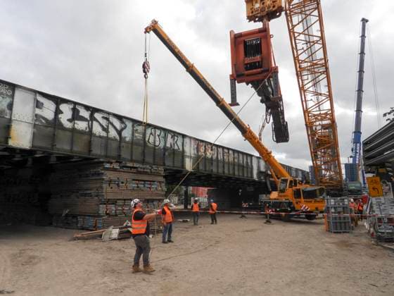 CNTV STERNBRUECKE- Arbeiter der DB Bahn und Fremdfirmen auf der Baustelle Neubau der Sternbruecke Die Sternbruecke an der Hamburger Stressemannstrasse wird mit einem Krahn und Schneidbrennern zerlegt und abgerissen Die alte Bruecke weicht nun entgültig dem Neubau Hamburg am 24.07.2026 Hamburg Deutschland *** CNTV STERNBRUECKE DB Bahn workers and contractors at the construction site for the new Sternbruecke The Sternbruecke on Hamburg s Stressemannstrasse is being dismantled and demolished using a crane and cutting torches The old bridge is now finally making way for the new structure Hamburg, July 2,4, 2026 Hamburg, Germany