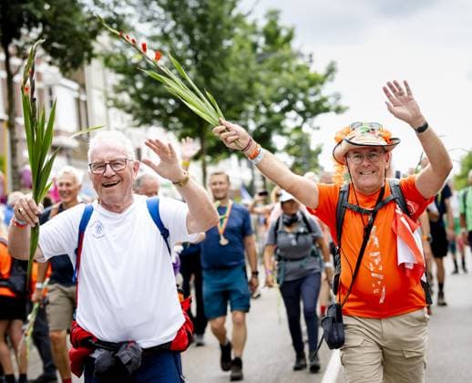 NIJMEGEN - Walkers are cheered on the Via Gladiola during the final day of the Nijmegen Four Days Marches. ANP SEM VAN DER WAL netherlands out - belgium out  Copyright: xx x564190640x originalFilename: 564190640.jpg