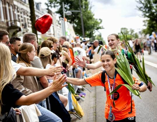 NIJMEGEN - Walkers are cheered on the Via Gladiola during the final day of the Nijmegen Four Days Marches. ANP SEM VAN DER WAL netherlands out - belgium out  Copyright: xx x564190657x originalFilename: 564190657.jpg