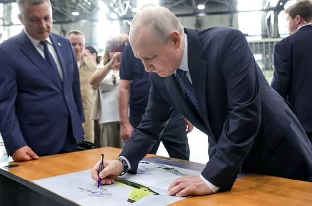 Russia Putin Siberian Federal District 9211133 24.07.2026 Russian President Vladimir Putin signs an autograph during a visit to the Irkutsk Aviation Plant, a branch of Yakovlev, part of the United Aircraft Corporation (UAC) under Rostec, in Irkutsk, Russia. Evgeny Messman Sputnik Irkutsk Russia  Copyright: xEvgenyxMessmanx