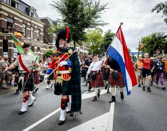 NIJMEGEN - Walkers are cheered on the Via Gladiola during the final day of the Nijmegen Four Days Marches. ANP SEM VAN DER WAL netherlands out - belgium out  Copyright: xx x564190973x originalFilename: 564190973.jpg