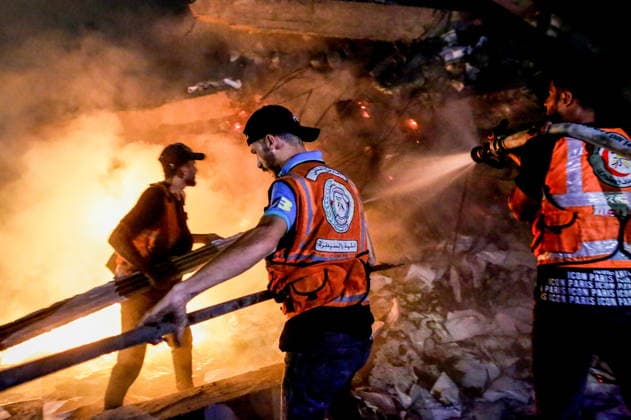 PALESTINIAN TERRITORIES, GAZA STRIP - JULY 24, 2026: Emergency workers put out fires after an Israeli military strike on residential areas Palestinian Territories  - ZUMAt113 20260724_zaa_t113_168 Copyright: xKhasanxAlzaaninx