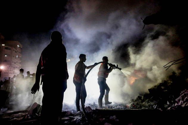 PALESTINIAN TERRITORIES, GAZA STRIP - JULY 24, 2026: Emergency workers put out fires after an Israeli military strike on residential areas Palestinian Territories  - ZUMAt113 20260724_zaa_t113_171 Copyright: xKhasanxAlzaaninx