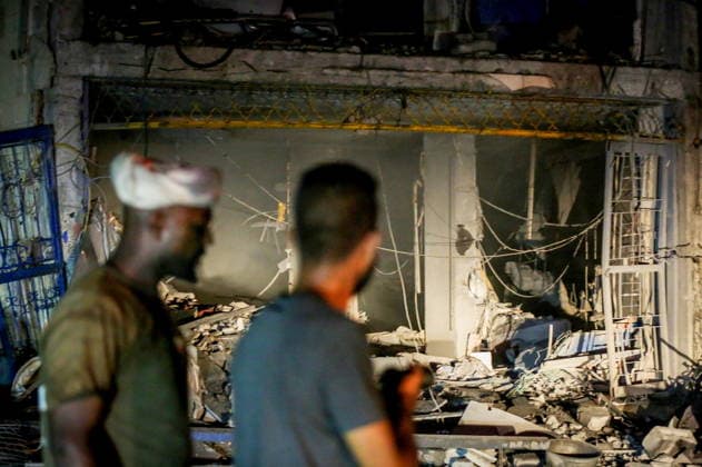PALESTINIAN TERRITORIES, GAZA STRIP - JULY 24, 2026: Men observe damage from an Israeli military strike on residential areas Palestinian Territories  - ZUMAt113 20260724_zaa_t113_173 Copyright: xKhasanxAlzaaninx