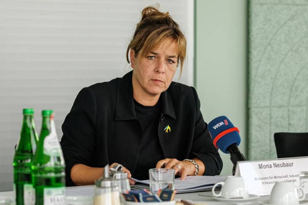 24.07.2026. Düsseldorf. Mona Neubaur, NRW-Wirtschaftsministerin und Stellvertretende NRW-Ministerpräsidentin, stellt das Maßnahmenpaket für mehr Klimaschutz, Klimaanpassung und wirtschaftliche Modernisierung in einem Pressegespräch vor. Niedrigwasser im Rhein, Starkregen in Ostwestfalen, Hitze im ganzen Land: Die Klimakrise ist Realität für Menschen und Unternehmen in Nordrhein-Westfalen. Die Landesregierung handelt und investiert so viel wie noch nie. Düsseldorf Ministerium für Wirtschaft, Industrie, Klimaschutz und Energie Nordrhein-Westfalen Deutschland *** July 24, 2026, Düsseldorf: Mona Neubaur, Minister of Economic Affairs and Deputy Minister-President of North Rhine-Westphalia, presents a package of measures for greater cli