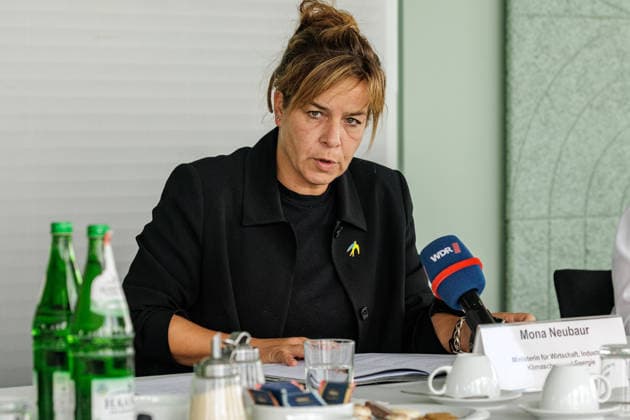 24.07.2026. Düsseldorf. Mona Neubaur, NRW-Wirtschaftsministerin und Stellvertretende NRW-Ministerpräsidentin, stellt das Maßnahmenpaket für mehr Klimaschutz, Klimaanpassung und wirtschaftliche Modernisierung in einem Pressegespräch vor. Niedrigwasser im Rhein, Starkregen in Ostwestfalen, Hitze im ganzen Land: Die Klimakrise ist Realität für Menschen und Unternehmen in Nordrhein-Westfalen. Die Landesregierung handelt und investiert so viel wie noch nie. Düsseldorf Ministerium für Wirtschaft, Industrie, Klimaschutz und Energie Nordrhein-Westfalen Deutschland *** July 24, 2026, Düsseldorf: Mona Neubaur, Minister of Economic Affairs and Deputy Minister-President of North Rhine-Westphalia, presents a package of measures for greater cli