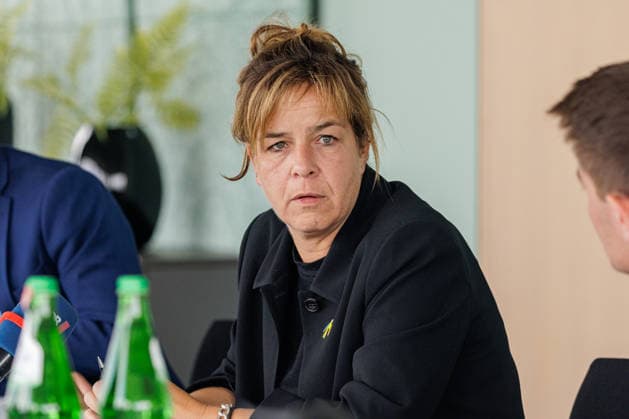 24.07.2026. Düsseldorf. Mona Neubaur, NRW-Wirtschaftsministerin und Stellvertretende NRW-Ministerpräsidentin, stellt das Maßnahmenpaket für mehr Klimaschutz, Klimaanpassung und wirtschaftliche Modernisierung in einem Pressegespräch vor. Niedrigwasser im Rhein, Starkregen in Ostwestfalen, Hitze im ganzen Land: Die Klimakrise ist Realität für Menschen und Unternehmen in Nordrhein-Westfalen. Die Landesregierung handelt und investiert so viel wie noch nie. Düsseldorf Ministerium für Wirtschaft, Industrie, Klimaschutz und Energie Nordrhein-Westfalen Deutschland *** July 24, 2026, Düsseldorf: Mona Neubaur, Minister of Economic Affairs and Deputy Minister-President of North Rhine-Westphalia, presents a package of measures for greater cli