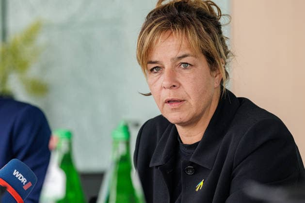 24.07.2026. Düsseldorf. Mona Neubaur, NRW-Wirtschaftsministerin und Stellvertretende NRW-Ministerpräsidentin, stellt das Maßnahmenpaket für mehr Klimaschutz, Klimaanpassung und wirtschaftliche Modernisierung in einem Pressegespräch vor. Niedrigwasser im Rhein, Starkregen in Ostwestfalen, Hitze im ganzen Land: Die Klimakrise ist Realität für Menschen und Unternehmen in Nordrhein-Westfalen. Die Landesregierung handelt und investiert so viel wie noch nie. Düsseldorf Ministerium für Wirtschaft, Industrie, Klimaschutz und Energie Nordrhein-Westfalen Deutschland *** July 24, 2026, Düsseldorf: Mona Neubaur, Minister of Economic Affairs and Deputy Minister-President of North Rhine-Westphalia, presents a package of measures for greater cli