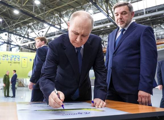 Russia Putin Siberian Federal District 9211147 24.07.2026 Russian President Vladimir Putin signs an autograph alongside plant director Andrey Soinov during a visit to the Irkutsk Aviation Plant, a branch of Yakovlev, part of the United Aircraft Corporation (UAC) under Rostec, in Irkutsk, Russia. Vyacheslav Prokofiev Sputnik Irkutsk Russia  Copyright: xVyacheslavxProkofievx