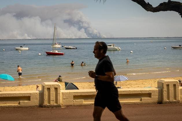 MAJOR FIRES IN GIRONDE DAY 2 PHOTOPQR VOIX DU NORD SEVERINE COURBE JULY 24, 2026 ARCACHON JULY 24, 26 Major fires and forest fires in Gironde; the atmosphere along the waterfront, where the latest victims from Cap Ferret are being evacuated at the Thiers Pier PHOTO SEVERINE COURBE LA VOIX DU NORD Fire in Lége, Cap Ferret, southwestern France, on July 24, 2026 GIRONDE France  Copyright: xPHOTOPQR VOIXxDUxNORD MAXPPPxSEVERINExCOURBEx 20260724VDN8206 20260724VDN8206