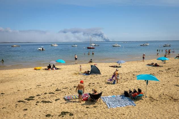 MAJOR FIRES IN GIRONDE DAY 2 PHOTOPQR VOIX DU NORD SEVERINE COURBE JULY 24, 2026 ARCACHON JULY 24, 26 Major fires and forest fires in Gironde; the atmosphere along the waterfront, where the latest victims from Cap Ferret are being evacuated at the Thiers Pier PHOTO SEVERINE COURBE LA VOIX DU NORD Fire in Lége, Cap Ferret, southwestern France, on July 24, 2026 GIRONDE France  Copyright: xPHOTOPQR VOIXxDUxNORD MAXPPPxSEVERINExCOURBEx 20260724VDN8210 20260724VDN8210
