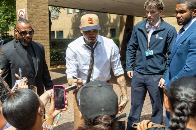 July 24, 2026, London, England, United Kingdom: R&B singer CHRIS BROWN leaves Southwark Crown Court after a case management hearing. He is charged over an alleged assault in a London nightclub. The American musician is accused of causing grievous bodily harm to Abraham Diaw in February 2023. London United Kingdom  - ZUMAs262 20260724_zip_s262_012 Copyright: xTayfunxSalcix