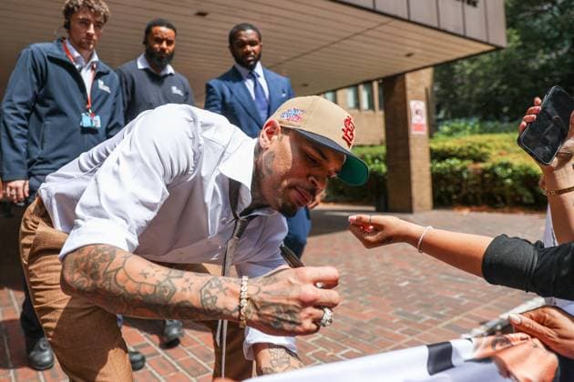 Singer Chris Brown appears in London court over alleged nightclub assault LONDON, UNITED KINGDOM - JULY 24: American R&B singer Chris Brown signs an autograph for a fan as he leaves the Southwark Crown Court after attending a hearing regarding an alleged assault at a London nightclub, in London, United Kingdom, on July 24, 2026. Zeynep Demir Anadolu London United Kingdom. Editorial use only. Please get in touch for any other usage.  Copyright: x2026xAnadoluxZeynepxDemirx