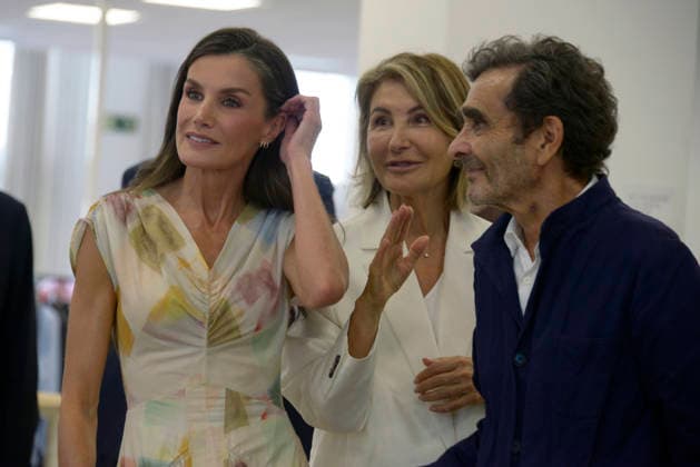 Queen Letizia Visits the Adolfo Domínguez Fashion House in San Cibrao das Vinas, Ourense Queen Letizia, accompanied by designers Elena González (c) and Adolfo Domínguez (d), during a visit to the facilities of the Adolfo Domínguez fashion house, on July 24, 2026, in San Cibrao das Vinas, Ourense, Galicia, Spain. The visit took place to mark the 50th anniversary of the clothing brand, which employs more than 1,000 professionals, 80 percent of whom are women, and is chaired by Adriana Domínguez, the eldest daughter of businessman Adolfo Domínguez. JULY 24, 2026 San Cibrao das Vinas, Ourense, G San Cibrao das Vinas, Ourense, G Spain  Copyright: xRosaxVeigax 7685002