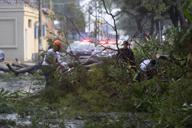 RIBEIRaO PRETO, SP - 24.07.2026: VENDAVAL RIBEIRaO - A strong gale with winds of 70 km h, recorded at the Leite Lopes airport station in Ribeirao Preto, in the interior of Sao Paulo, caused one fatality and damage to a roof and several traffic jams. At the Santa Lydia Hospital, a tree fell and blocked the access road to the hospital unit, which was also flooded. The site is operating with an electric generator. x2988647x  JoelxSilva