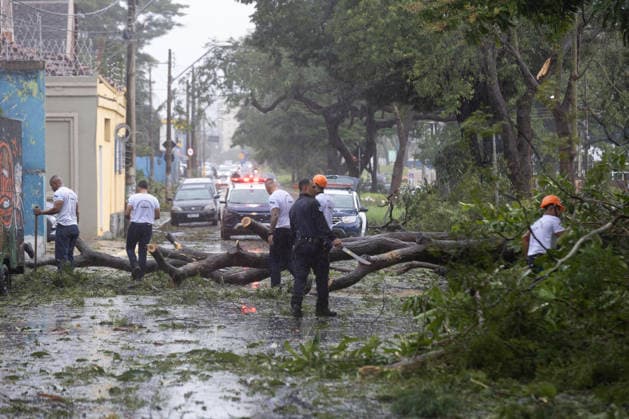 RIBEIRaO PRETO, SP - 24.07.2026: VENDAVAL RIBEIRaO - A strong gale with winds of 70 km h, recorded at the Leite Lopes airport station in Ribeirao Preto, in the interior of Sao Paulo, caused one fatality and damage to a roof and several traffic jams. At the Santa Lydia Hospital, a tree fell and blocked the access road to the hospital unit, which was also flooded. The site is operating with an electric generator. x2988648x  JoelxSilva