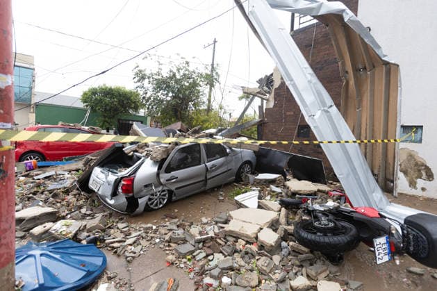 RIBEIRaO PRETO, SP - 24.07.2026: VENDAVAL RIBEIRaO - A strong gale with winds of 70 km h, recorded at the Leite Lopes airport station in Ribeirao Preto, in the interior of Sao Paulo, caused one fatality and damage to a roof and several traffic jams. At the Santa Lydia Hospital, a tree fell and blocked the access road to the hospital unit, which was also flooded. The site is operating with an electric generator. x2988650x  JoelxSilva