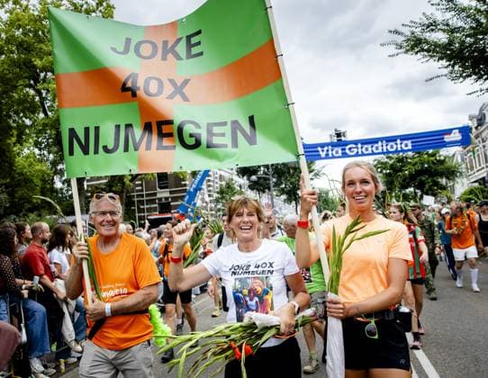 NIJMEGEN - Walkers are cheered on the Via Gladiola during the final day of the Nijmegen Four Days Marches. ANP SEM VAN DER WAL netherlands out - belgium out  Copyright: xx x564196561x originalFilename: 564196561.jpg