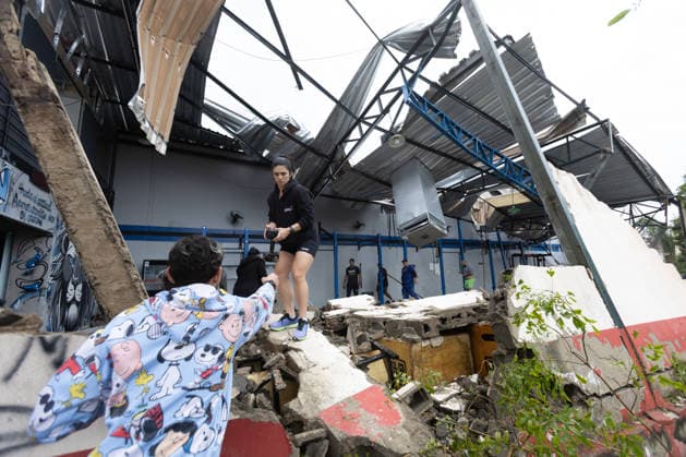 RIBEIRaO PRETO, SP - 24.07.2026: VENDAVAL RIBEIRaO - A strong gale with winds of 70 km h, recorded at the Leite Lopes airport station in Ribeirao Preto, in the interior of Sao Paulo, caused one fatality and damage to a roof and several traffic jams. At the Santa Lydia Hospital, a tree fell and blocked the access road to the hospital unit, which was also flooded. The site is operating with an electric generator. x2988651x  JoelxSilva