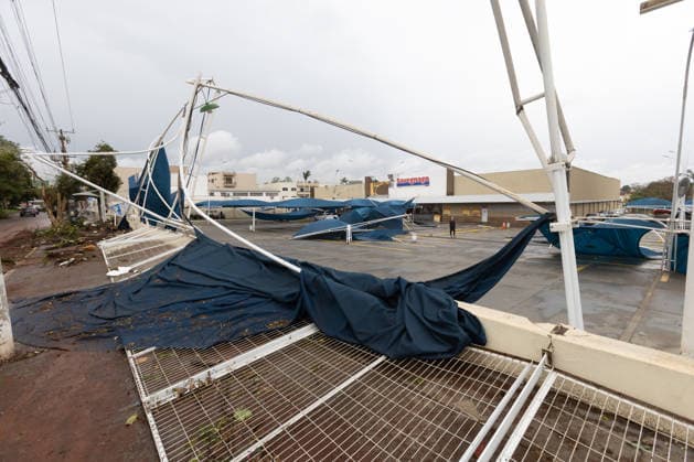 RIBEIRaO PRETO, SP - 24.07.2026: VENDAVAL RIBEIRaO - A strong gale with winds of 70 km h, recorded at the Leite Lopes airport station in Ribeirao Preto, in the interior of Sao Paulo, caused one fatality and damage to a roof and several traffic jams. At the Santa Lydia Hospital, a tree fell and blocked the access road to the hospital unit, which was also flooded. The site is operating with an electric generator. x2988655x  JoelxSilva