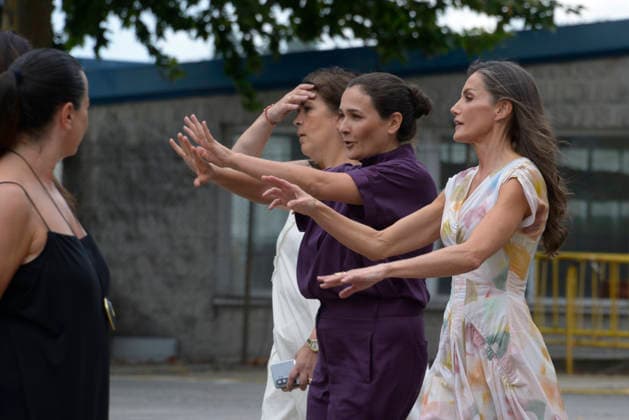 Queen Letizia Visits the Adolfo Domínguez Fashion House in San Cibrao das Vinas, Ourense Queen Letizia, accompanied by the group’s president, Adriana Domínguez, during a visit to the facilities of the Adolfo Domínguez fashion house, on July 24, 2026, in San Cibrao das Vinas, Ourense, Galicia, Spain. The visit took place to mark the 50th anniversary of the clothing brand, which employs more than 1,000 professionals, 80 percent of whom are women, and which is chaired by Adriana Domínguez, the eldest daughter of businessman Adolfo Domínguez. July 24, 2026 San Cibrao das Vinas, Ourense, G San Cibrao das Vinas, Ourense, G Spain  Copyright: xRosaxVeigax 7685021