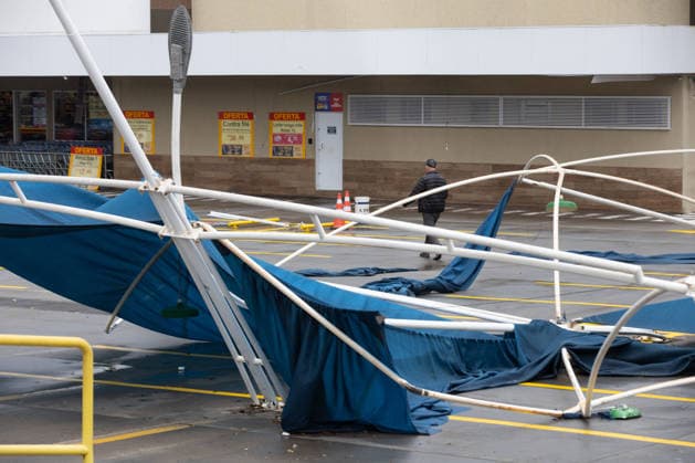 RIBEIRaO PRETO, SP - 24.07.2026: VENDAVAL RIBEIRaO - A strong gale with winds of 70 km h, recorded at the Leite Lopes airport station in Ribeirao Preto, in the interior of Sao Paulo, caused one fatality and damage to a roof and several traffic jams. At the Santa Lydia Hospital, a tree fell and blocked the access road to the hospital unit, which was also flooded. The site is operating with an electric generator. x2988660x  JoelxSilva