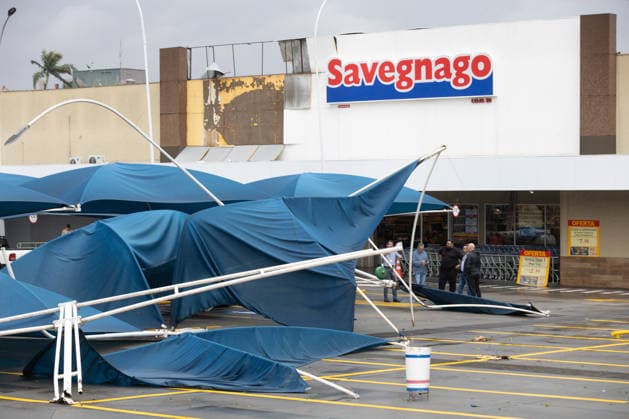 RIBEIRaO PRETO, SP - 24.07.2026: VENDAVAL RIBEIRaO - A strong gale with winds of 70 km h, recorded at the Leite Lopes airport station in Ribeirao Preto, in the interior of Sao Paulo, caused one fatality and damage to a roof and several traffic jams. At the Santa Lydia Hospital, a tree fell and blocked the access road to the hospital unit, which was also flooded. The site is operating with an electric generator. x2988662x  JoelxSilva