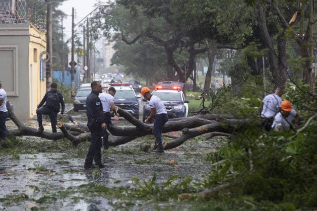 RIBEIRaO PRETO, SP - 24.07.2026: VENDAVAL RIBEIRaO - A strong gale with winds of 70 km h, recorded at the Leite Lopes airport station in Ribeirao Preto, in the interior of Sao Paulo, caused one fatality and damage to a roof and several traffic jams. At the Santa Lydia Hospital, a tree fell and blocked the access road to the hospital unit, which was also flooded. The site is operating with an electric generator. x2988665x  JoelxSilva