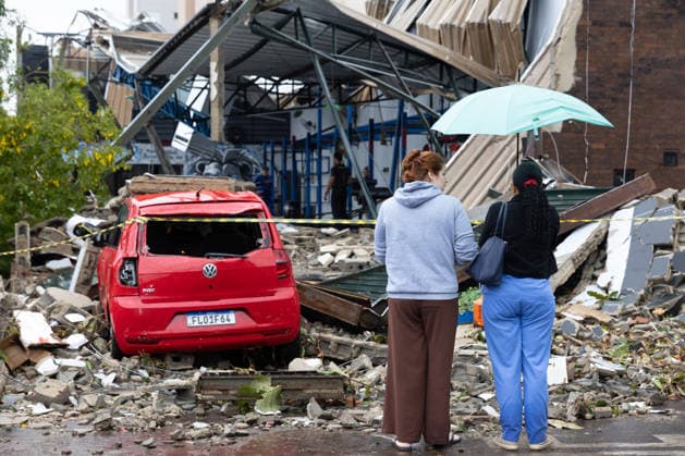 RIBEIRaO PRETO, SP - 24.07.2026: VENDAVAL RIBEIRaO - A strong gale with winds of 70 km h, recorded at the Leite Lopes airport station in Ribeirao Preto, in the interior of Sao Paulo, caused one fatality and damage to a roof and several traffic jams. At the Santa Lydia Hospital, a tree fell and blocked the access road to the hospital unit, which was also flooded. The site is operating with an electric generator. x2988668x  JoelxSilva