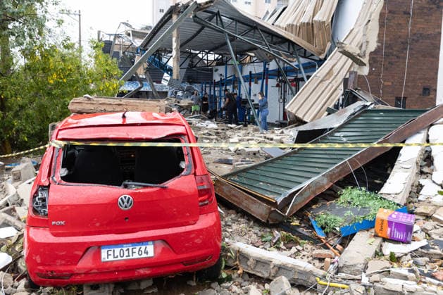 RIBEIRaO PRETO, SP - 24.07.2026: VENDAVAL RIBEIRaO - A strong gale with winds of 70 km h, recorded at the Leite Lopes airport station in Ribeirao Preto, in the interior of Sao Paulo, caused one fatality and damage to a roof and several traffic jams. At the Santa Lydia Hospital, a tree fell and blocked the access road to the hospital unit, which was also flooded. The site is operating with an electric generator. x2988670x  JoelxSilva