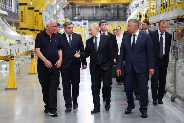 RUSSIA, IRKUTSK - JULY 24, 2026: Sergei Chemezov, Rostec CEO, Andrei Soinov, Irkutsk Aviation Plant CEO, Vladimir Putin, President of Russia, and Igor Kobzev (L-R), Irkutsk Region Governor, visit the Irkutsk Aviation Plant owned by Rostec s United Aircraft Corporation. Vyacheslav Prokofyev Russian Presidential Press and Information Office TASS  95394715