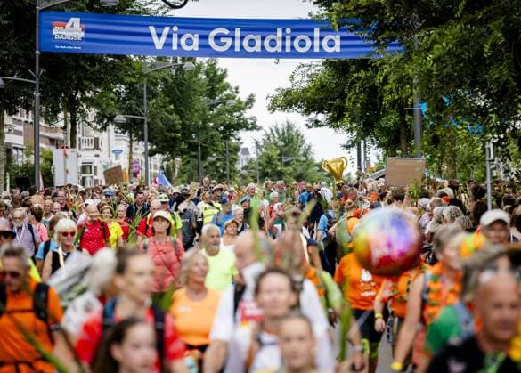 NIJMEGEN - Walkers are cheered on the Via Gladiola during the final day of the Nijmegen Four Days Marches. ANP SEM VAN DER WAL netherlands out - belgium out  Copyright: xx x564197545x originalFilename: 564197545.jpg
