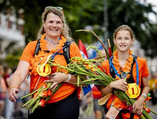 NIJMEGEN - Walkers are cheered on the Via Gladiola during the final day of the Nijmegen Four Days Marches. ANP SEM VAN DER WAL netherlands out - belgium out  Copyright: xx x564197843x originalFilename: 564197843.jpg